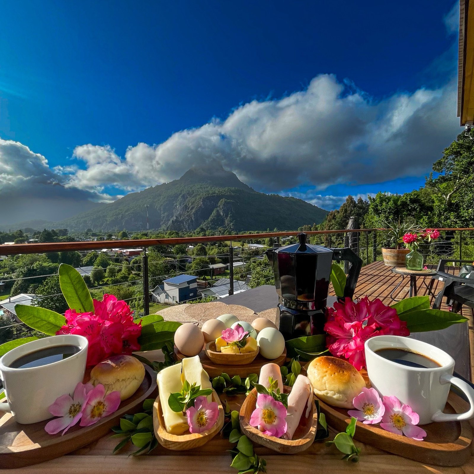 Desayuno en la terraza con el cerro al fondo